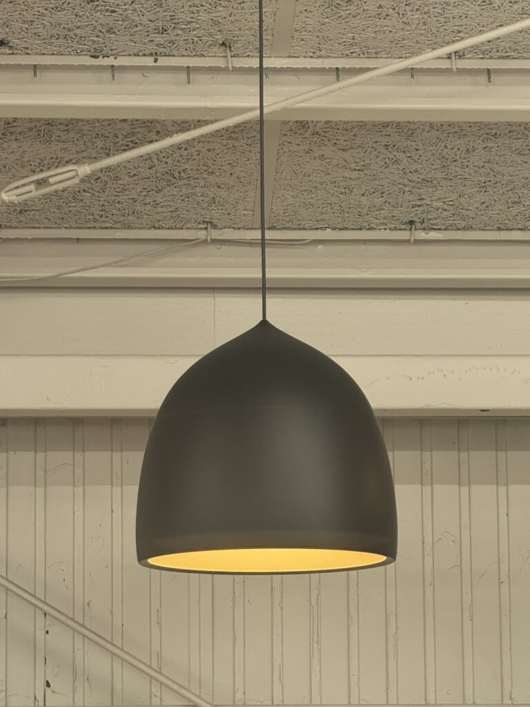 北欧デザインの名作、Fritz Hansen SUSPENCE(サスペンス) ペンダントライトは、GamFratesiによる“引っ張る動き”を形にした有機的フォルムとマットな質感が特徴。ディフューザーで柔らかい光を演出し、温かく洗練された空間をつくります。