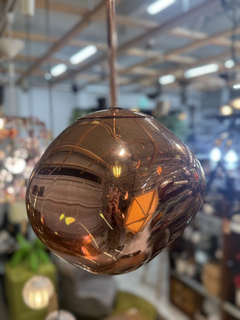 トム・ディクソンとスウェーデンのデザイングループFRONTが生んだ「MELT（メルト）」シリーズの有機的で溶けたようなフォルムが特徴のペンダントライト。ポリカーボネート製シェードは消灯時は鏡面、点灯時は溶けるような光を放ち、空間に独特の表情を演出します。LED内蔵モデルあり