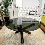 洗練された金属フレームと上質な天板が特徴のモダンでエレガントな円形テーブル。空間に調和し高級感を演出しますデザイン性も優れています非常に魅力的。