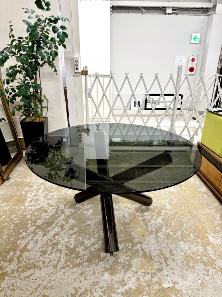 洗練された金属フレームと上質な天板が特徴のモダンでエレガントな円形テーブル。空間に調和し高級感を演出しますデザイン性も優れています非常に魅力的。