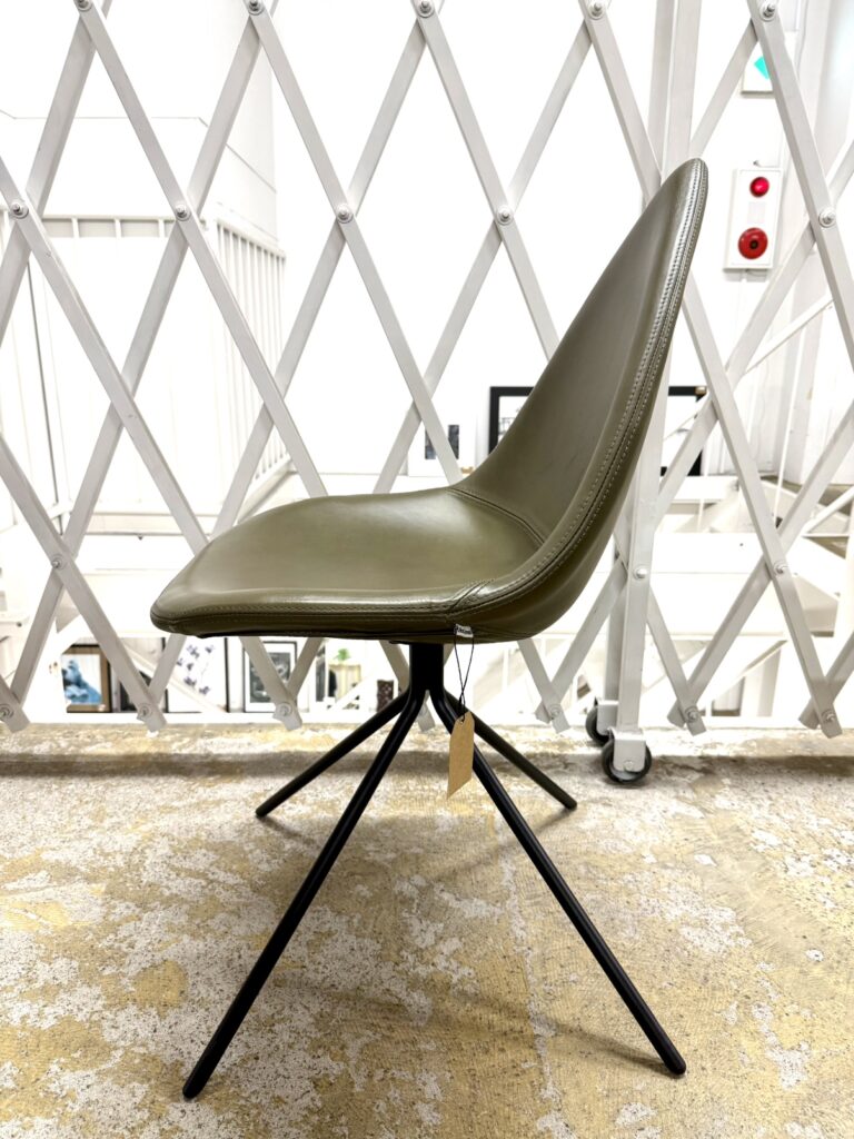 北欧デザインらしいシンプルで洗練されたフォルムと、長時間座っても疲れにくい快適さが魅力のチェア。素材や脚の仕上げを選べ、どんな空間にも自然に馴染む万能な一脚です。