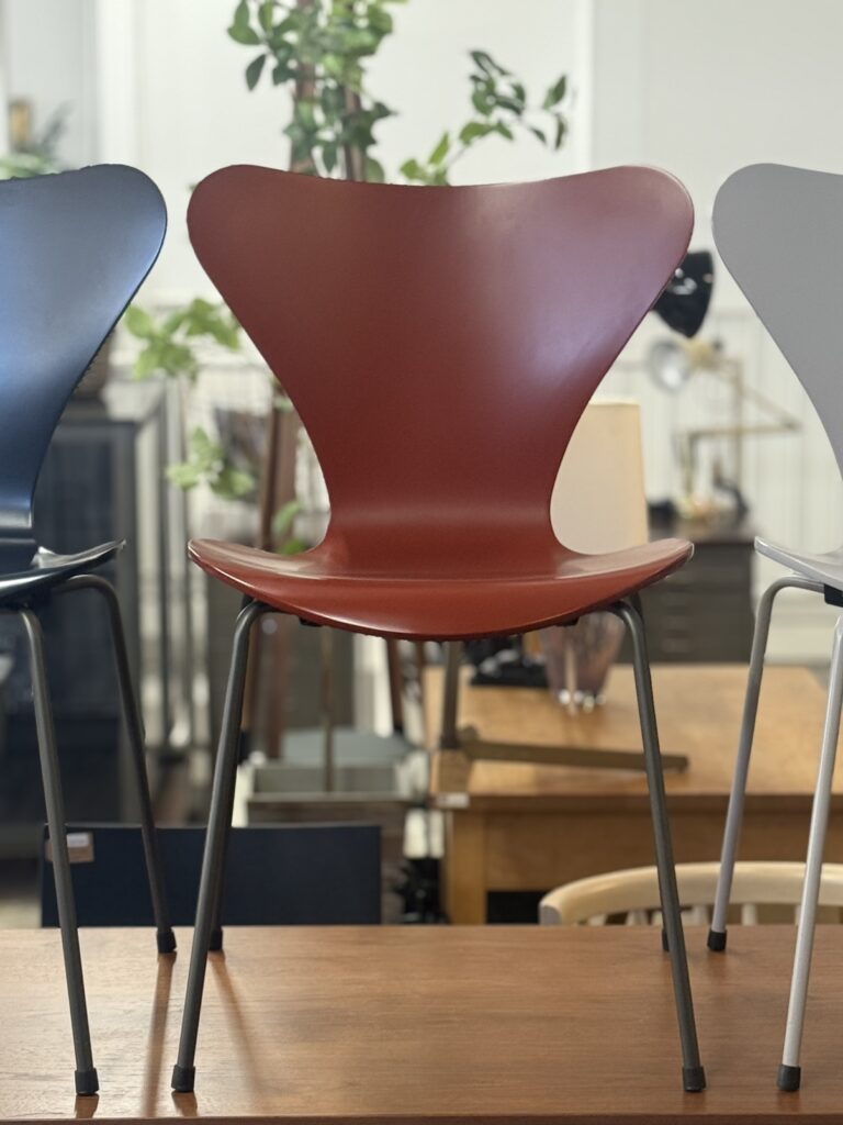 ヤコブセンが設計した成形合板の名作椅子。軽量で快適、どんな空間にも合う北欧デザインの代表的アイコンです。