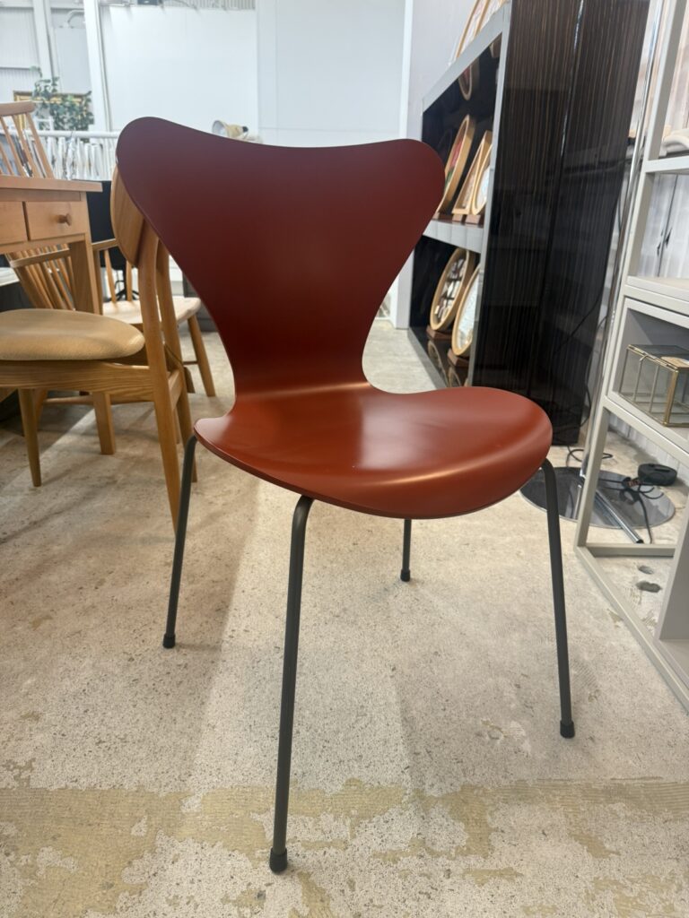 ヤコブセンが設計した成形合板の名作椅子。軽量で快適、どんな空間にも合う北欧デザインの代表的アイコンです。