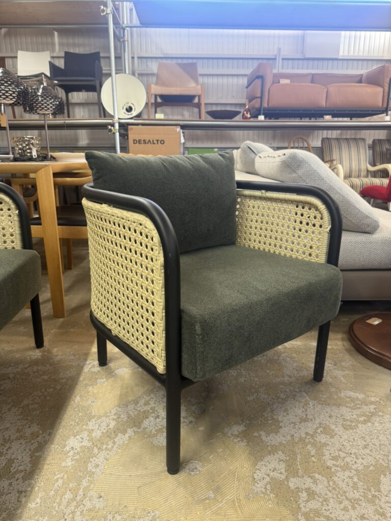 洗練されたデザインと快適な座り心地を両立したチェアシリーズ。シンプルで上質な素材感が空間に調和し、リビングやオフィスで長時間の使用にも適しています。