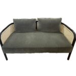 洗練されたデザインと快適な座り心地を両立したチェアシリーズ。シンプルで上質な素材感が空間に調和し、リビングやオフィスで長時間の使用にも適しています。