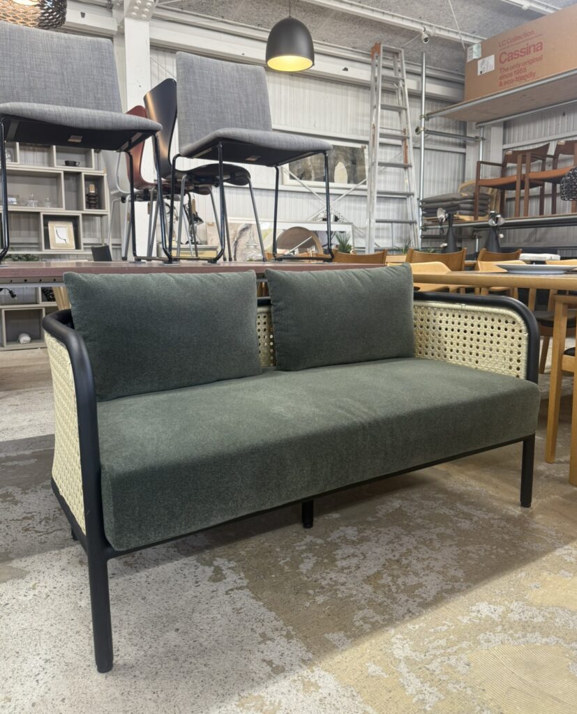 洗練されたデザインと快適な座り心地を両立したチェアシリーズ。シンプルで上質な素材感が空間に調和し、リビングやオフィスで長時間の使用にも適しています。