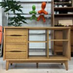 北欧テイストが魅力の unico の「SIGNE（シグネ） ワイドシェルフ」は、オーク材のあたたかみとスマートな脚部が特徴。見せる収納と隠す収納を両立する開き扉＋引き出しで、飾り棚にも実用収納にも使いやすい万能シェルフです。