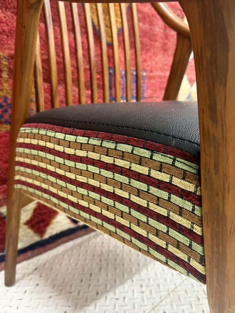 伝統的な木工技術と現代デザインを融合した椅子です。座り心地の良さと耐久性を兼ね備え、ダイニングやリビングなどさまざまな空間で快適に使える、温かみのある木製チェアです。