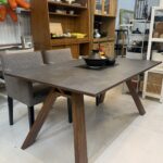 傷や熱に強いセラミック天板を採用。4人家族でもゆったり使え、モダンで洗練されたデザインが和洋どちらのインテリアにも自然に馴染みます。