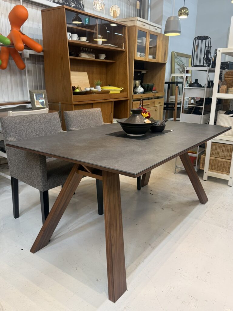 傷や熱に強いセラミック天板を採用。4人家族でもゆったり使え、モダンで洗練されたデザインが和洋どちらのインテリアにも自然に馴染みます。