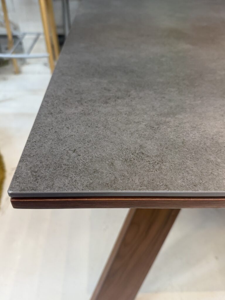 傷や熱に強いセラミック天板を採用。4人家族でもゆったり使え、モダンで洗練されたデザインが和洋どちらのインテリアにも自然に馴染みます。