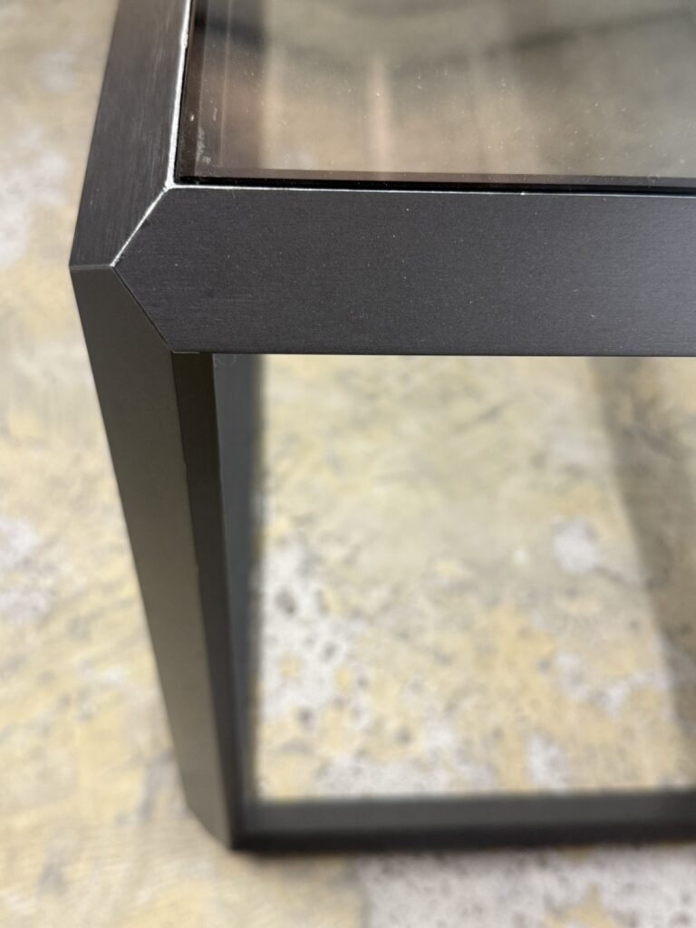 透明感あるガラス天板が特徴で、空間に軽やかな広がりを与えつつ、上質なモダン美を演出する。洗練された佇まいがどんなインテリアにも調和し、上品なアクセントとなる。