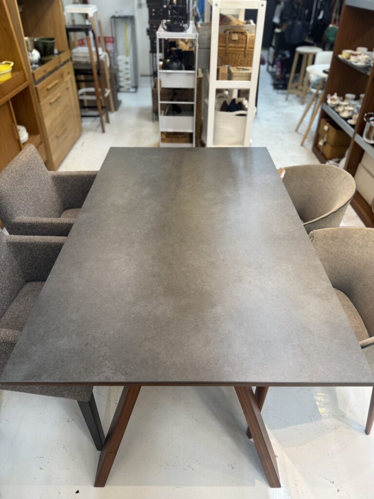 傷や熱に強いセラミック天板を採用。4人家族でもゆったり使え、モダンで洗練されたデザインが和洋どちらのインテリアにも自然に馴染みます。