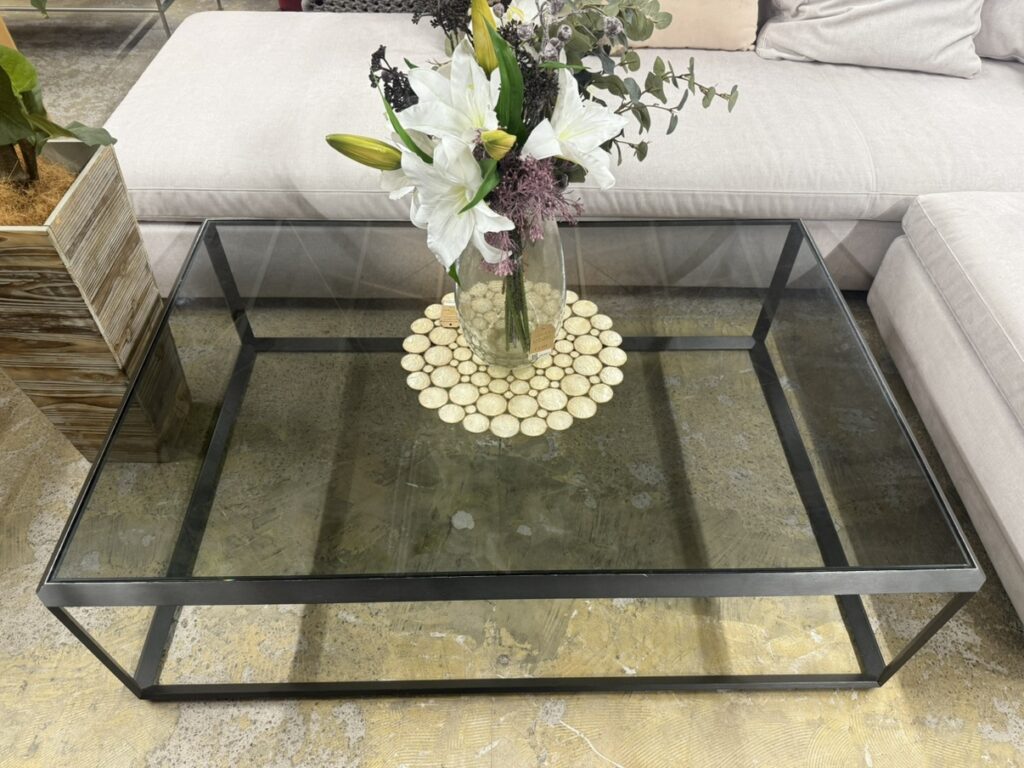 透明感あるガラス天板が特徴で、空間に軽やかな広がりを与えつつ、上質なモダン美を演出する。洗練された佇まいがどんなインテリアにも調和し、上品なアクセントとなる。