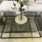 透明感あるガラス天板が特徴で、空間に軽やかな広がりを与えつつ、上質なモダン美を演出する。洗練された佇まいがどんなインテリアにも調和し、上品なアクセントとなる。