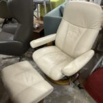 エコーネスのストレスチェアとオットマンセットは、しなやかな背もたれと体圧分散構造で、長時間座っても疲れにくい高級リラックスチェア。格調高いデザインと包み込むような座り心地で、自宅を上質なくつろぎ空間に変えてくれます。