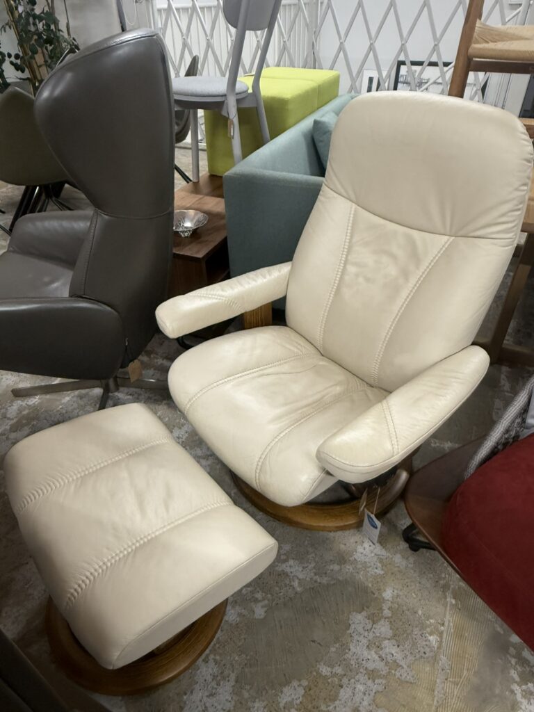 エコーネスのストレスチェアとオットマンセットは、しなやかな背もたれと体圧分散構造で、長時間座っても疲れにくい高級リラックスチェア。格調高いデザインと包み込むような座り心地で、自宅を上質なくつろぎ空間に変えてくれます。