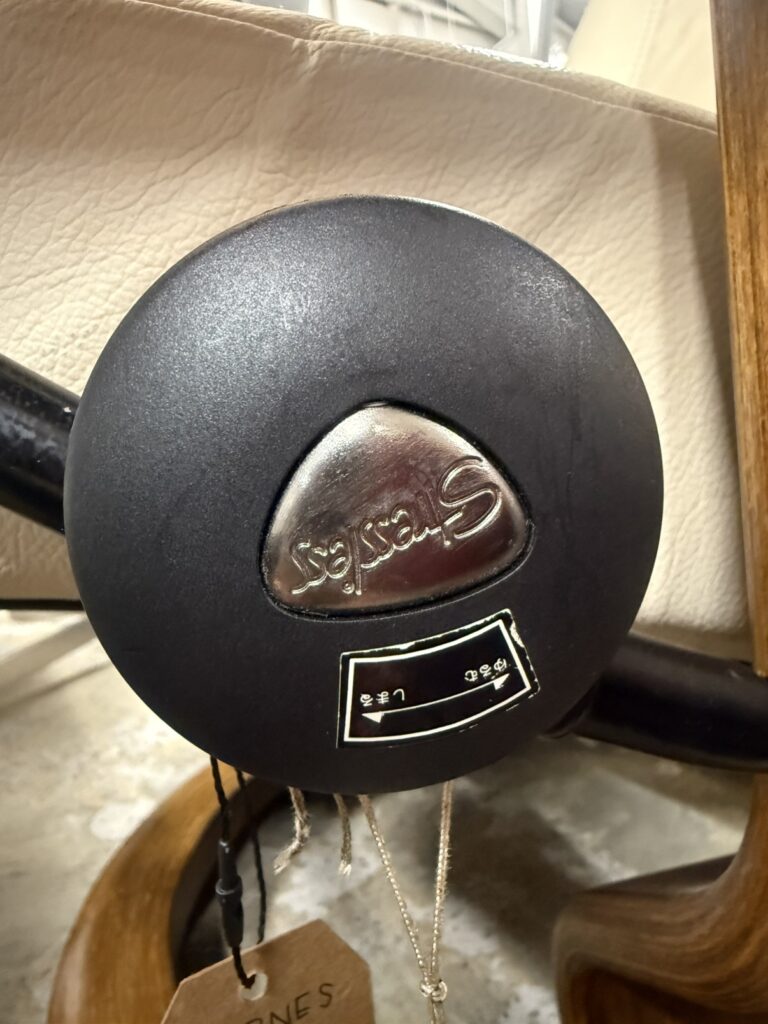 グライド調整ホイール」です。 
このホイールは、ユーザーの体重移動に応じてチェアの座面と背もたれの角度が自動的に変化する「ストレスレス®機能（グライドシステム）」の硬さを調節するために使用されます。 