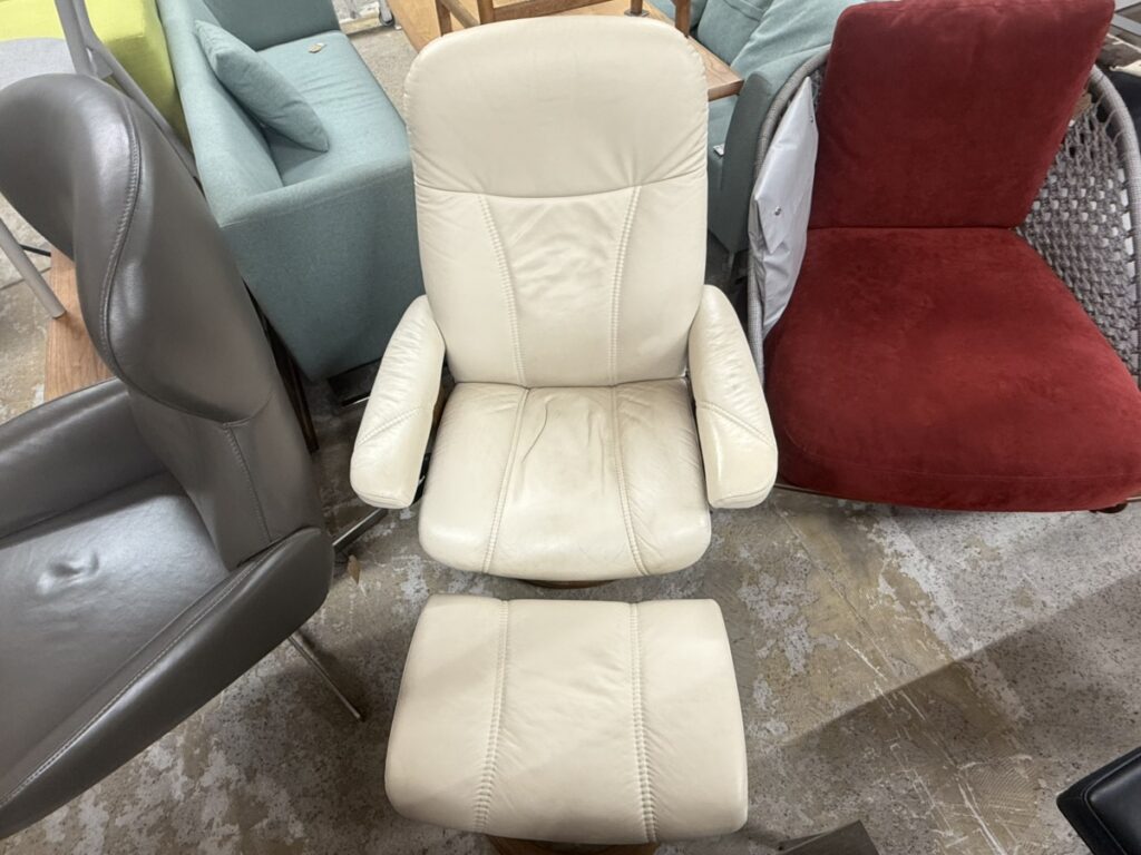 エコーネスのストレスチェアとオットマンセットは、しなやかな背もたれと体圧分散構造で、長時間座っても疲れにくい高級リラックスチェア。格調高いデザインと包み込むような座り心地で、自宅を上質なくつろぎ空間に変えてくれます。