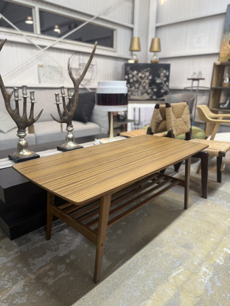 高級感ある木目と耐久性を兼ね備えた家具です。北欧・和モダンに馴染むデザインで、リビング空間を上質に演出します。