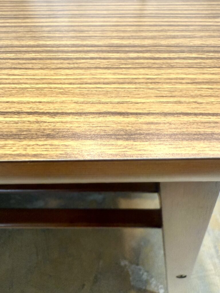 高級感ある木目と耐久性を兼ね備えた家具です。北欧・和モダンに馴染むデザインで、リビング空間を上質に演出します。