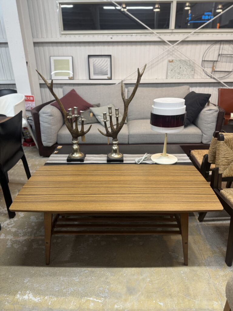 高級感ある木目と耐久性を兼ね備えた家具です。北欧・和モダンに馴染むデザインで、リビング空間を上質に演出します。