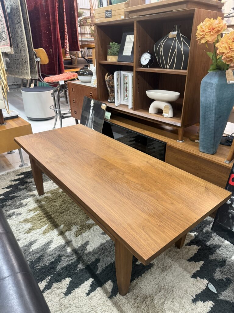 落ち着いた木目と高級感が魅力。リビングに馴染むシンプルなデザインで、収納性も備えた実用的な一台です。