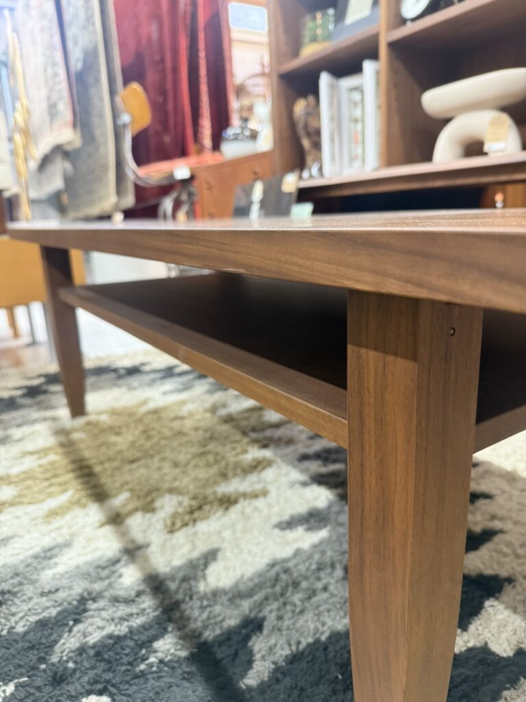 落ち着いた木目と高級感が魅力。リビングに馴染むシンプルなデザインで、収納性も備えた実用的な一台です。