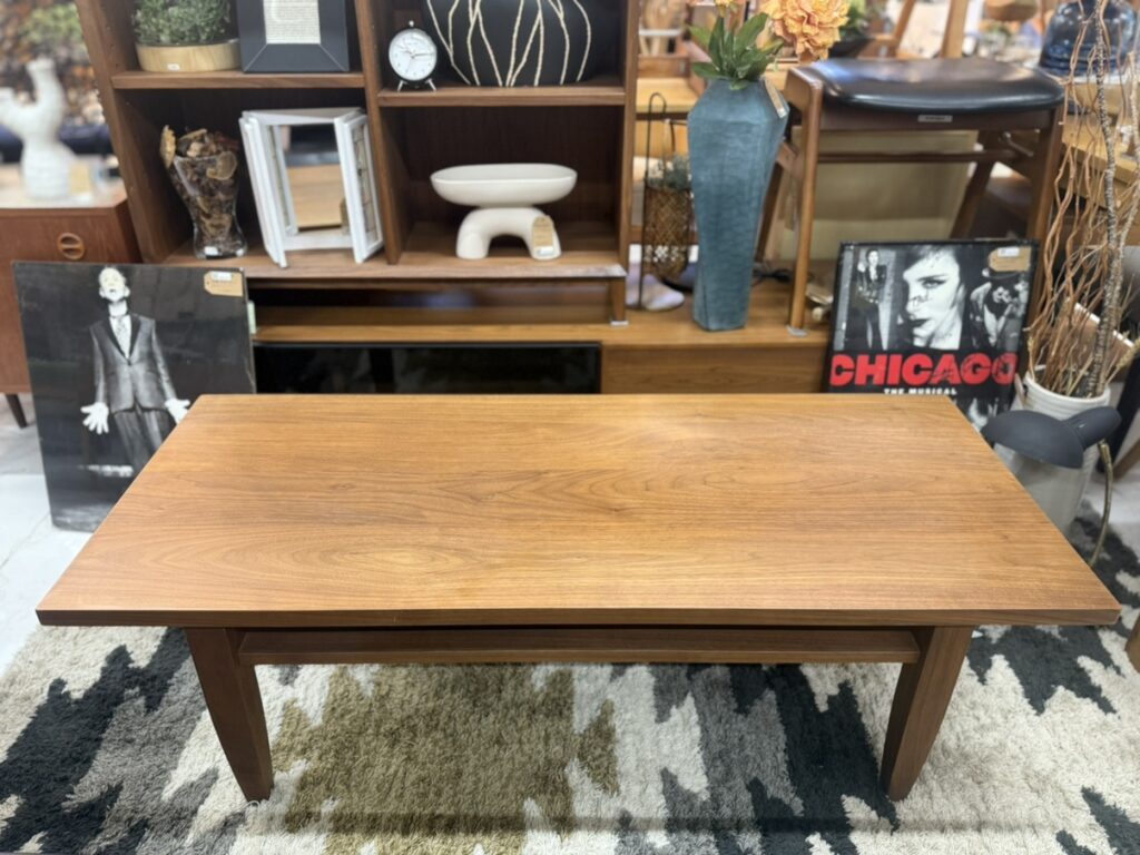 落ち着いた木目と高級感が魅力。リビングに馴染むシンプルなデザインで、収納性も備えた実用的な一台です。