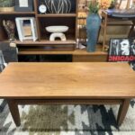 落ち着いた木目と高級感が魅力。リビングに馴染むシンプルなデザインで、収納性も備えた実用的な一台です。