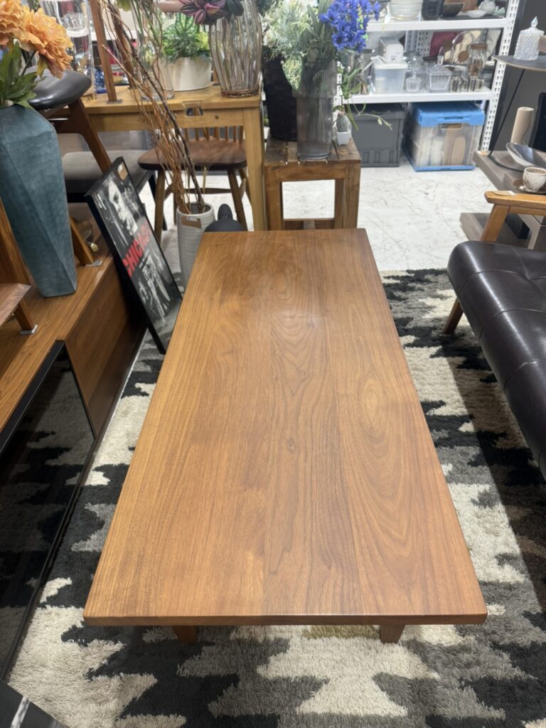 落ち着いた木目と高級感が魅力。リビングに馴染むシンプルなデザインで、収納性も備えた実用的な一台です。