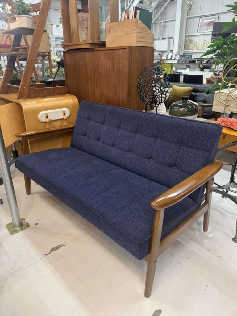 レトロでおしゃれなデザインと深みのあるネイビーカラーが魅力。コンパクトながら2人でゆったり座れ、耐久性と座り心地も抜群の国産ソファです。