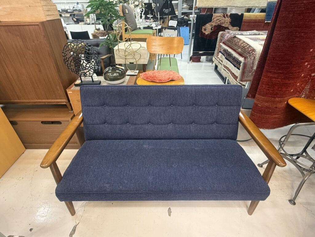 レトロでおしゃれなデザインと深みのあるネイビーカラーが魅力。コンパクトながら2人でゆったり座れ、耐久性と座り心地も抜群の国産ソファです。