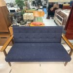 レトロでおしゃれなデザインと深みのあるネイビーカラーが魅力。コンパクトながら2人でゆったり座れ、耐久性と座り心地も抜群の国産ソファです。