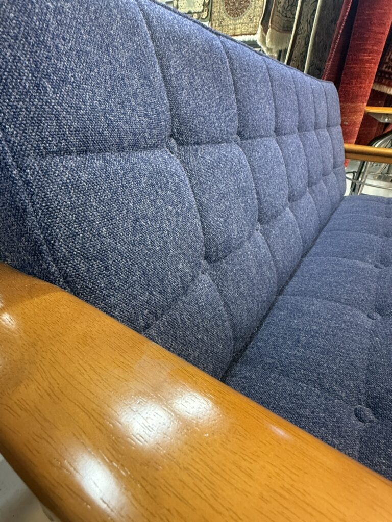 レトロでおしゃれなデザインと深みのあるネイビーカラーが魅力。コンパクトながら2人でゆったり座れ、耐久性と座り心地も抜群の国産ソファです。