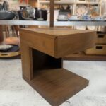 橋詰家具のウォルナットナイトテーブルは、W38×D45×H45のコンパクトサイズ。上質な木目と落ち着いた佇まいで寝室を上品に整える、使い勝手抜群のサイドテーブルです。