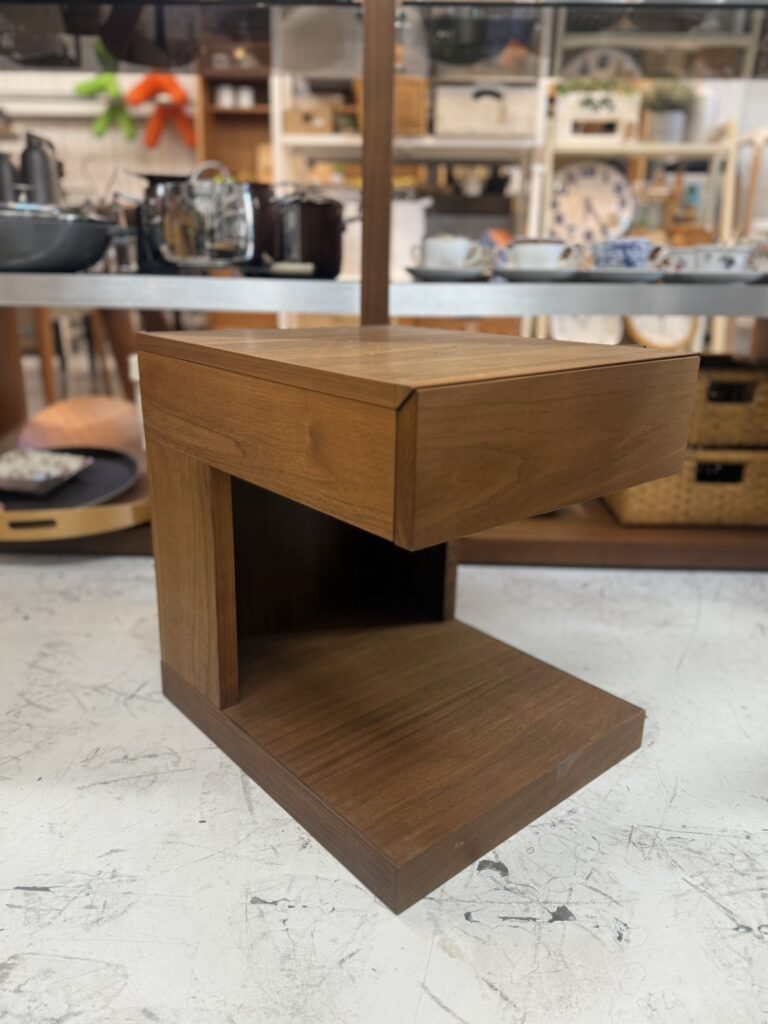 橋詰家具のウォルナットナイトテーブルは、W38×D45×H45のコンパクトサイズ。上質な木目と落ち着いた佇まいで寝室を上品に整える、使い勝手抜群のサイドテーブルです。