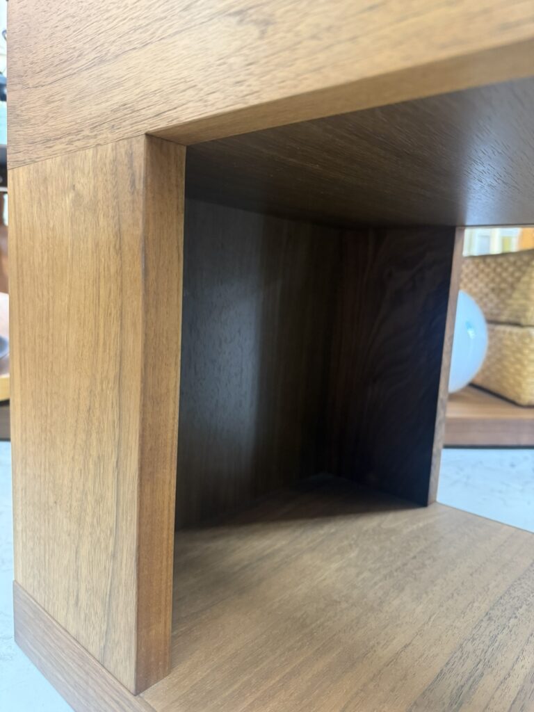 橋詰家具のウォルナットナイトテーブルは、W38×D45×H45のコンパクトサイズ。上質な木目と落ち着いた佇まいで寝室を上品に整える、使い勝手抜群のサイドテーブルです。