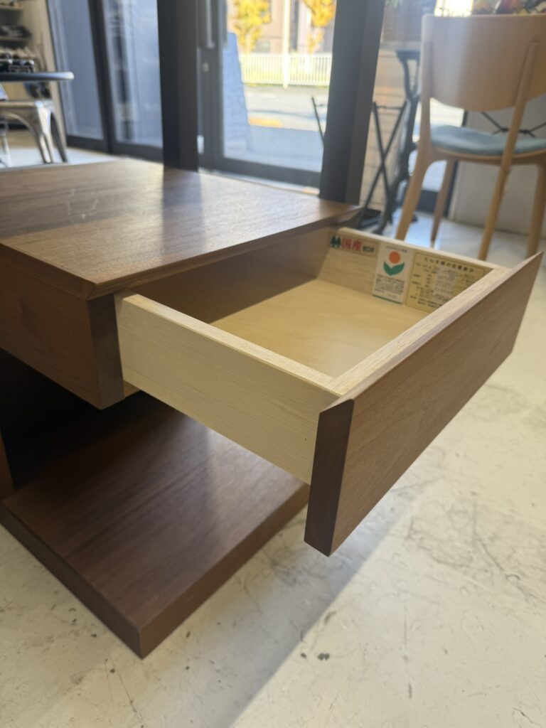 橋詰家具のウォルナットナイトテーブルは、W38×D45×H45のコンパクトサイズ。上質な木目と落ち着いた佇まいで寝室を上品に整える、使い勝手抜群のサイドテーブルです。