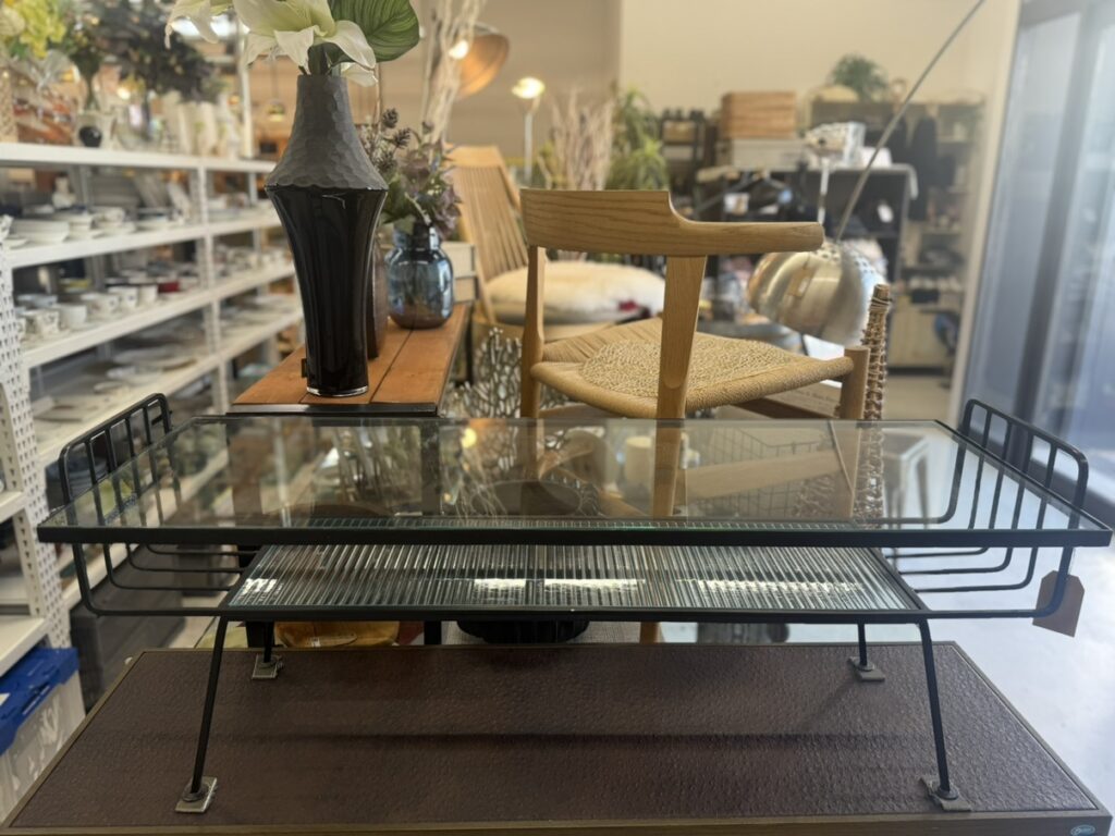 ウニコのSTELLAセンターテーブルは、シンプルで洗練されたデザインが魅力。コンパクトながら収納力もあり、リビングに置くだけで空間をすっきりおしゃれに整える万能テーブルです。