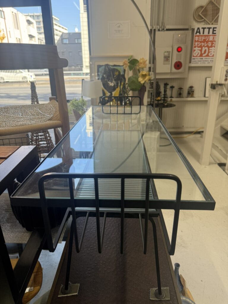 ウニコのSTELLAセンターテーブルは、シンプルで洗練されたデザインが魅力。コンパクトながら収納力もあり、リビングに置くだけで空間をすっきりおしゃれに整える万能テーブルです。