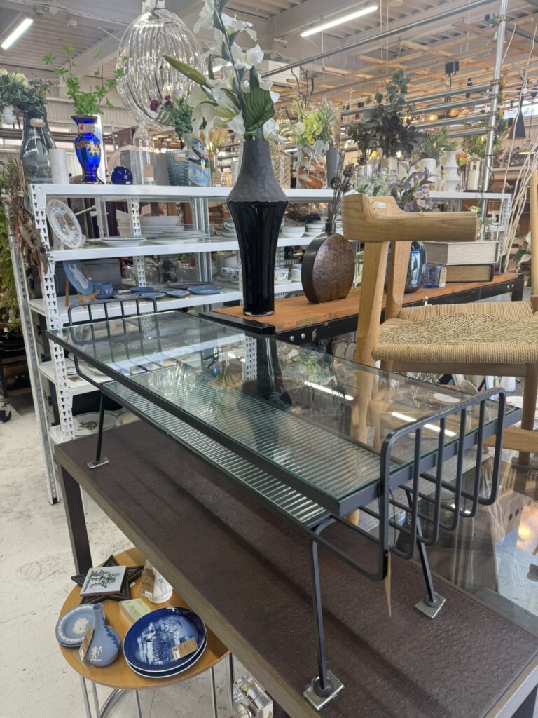 ウニコのSTELLAセンターテーブルは、シンプルで洗練されたデザインが魅力。コンパクトながら収納力もあり、リビングに置くだけで空間をすっきりおしゃれに整える万能テーブルです。