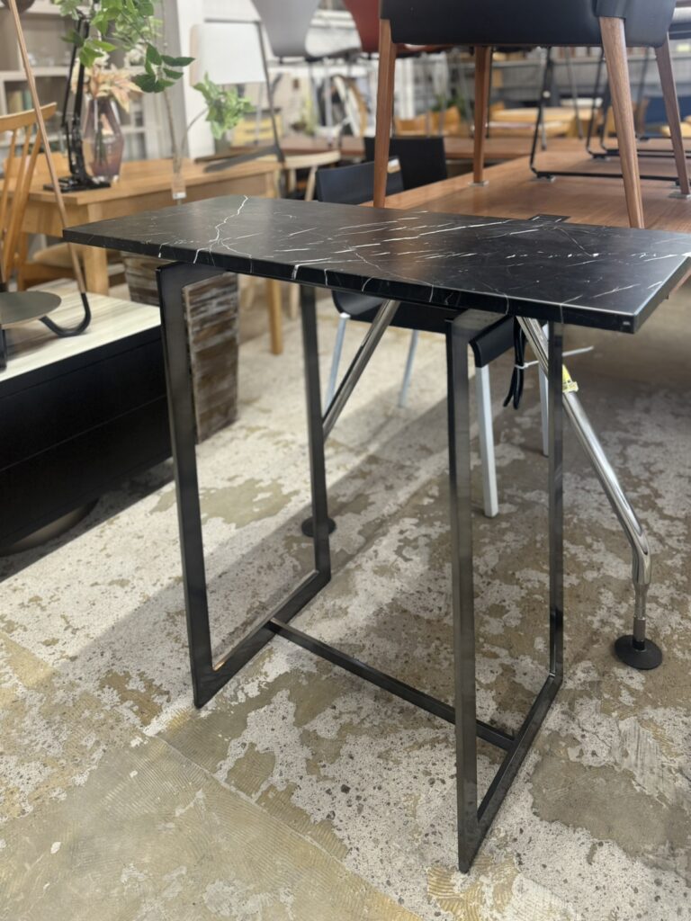 カッシーナのLight大理石コンソール(W90×D40×H80)は、洗練された大理石天板とスリムなフレームが特徴。玄関やリビングに置くだけで空間を上品に演出する、モダンで高級感あふれるコンソールです。