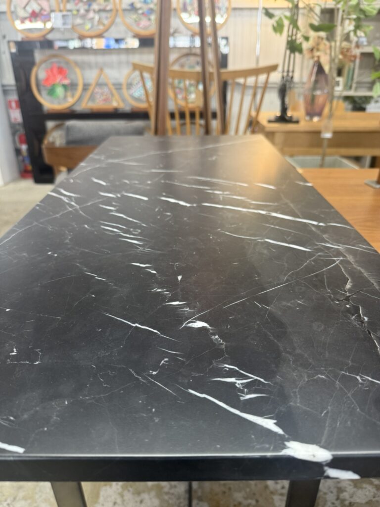 カッシーナのLight大理石コンソール(W90×D40×H80)は、洗練された大理石天板とスリムなフレームが特徴。玄関やリビングに置くだけで空間を上品に演出する、モダンで高級感あふれるコンソールです。