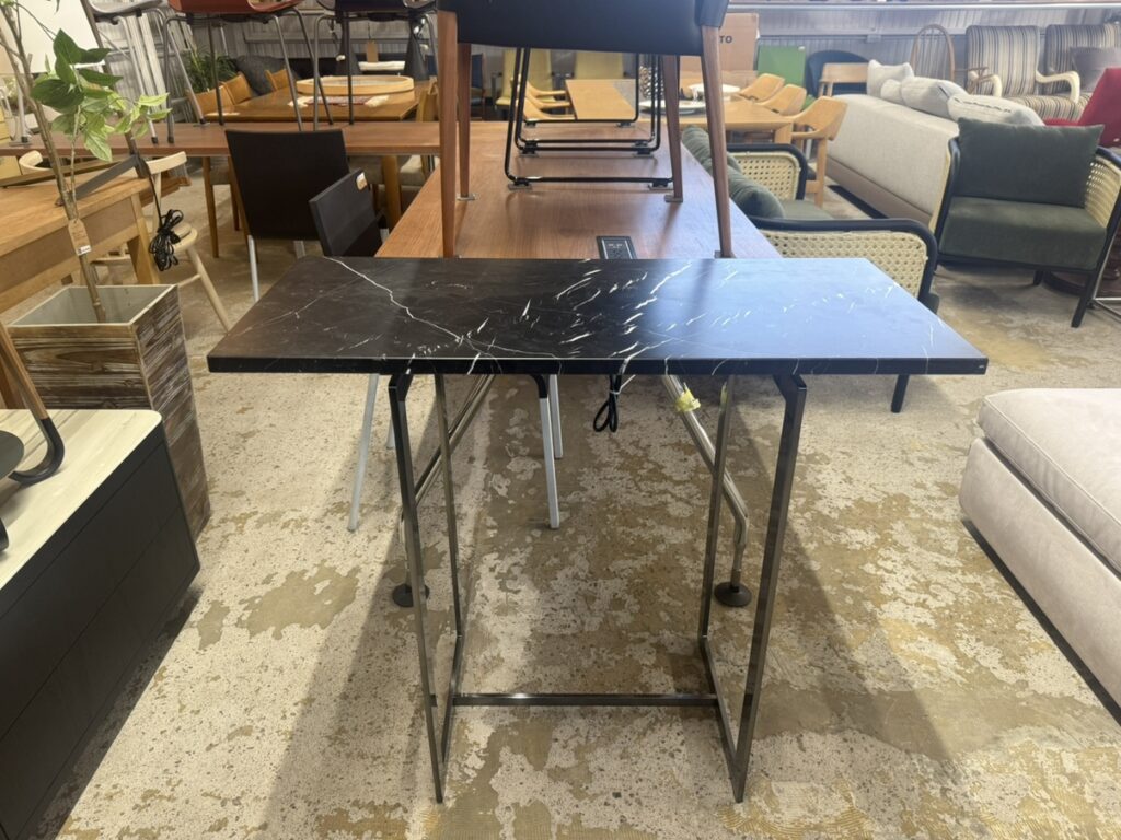 カッシーナのLight大理石コンソール(W90×D40×H80)は、洗練された大理石天板とスリムなフレームが特徴。玄関やリビングに置くだけで空間を上品に演出する、モダンで高級感あふれるコンソールです。