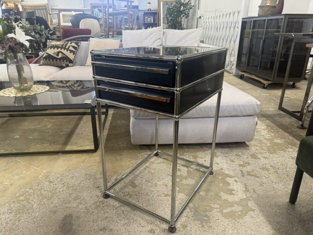 モジュール式で自由にカスタマイズ可能な収納家具。コンパクトながらも高い収納力を持ち、オフィスやリビングで使いやすく、シンプルで洗練されたデザインが特徴です。