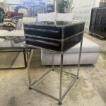 モジュール式で自由にカスタマイズ可能な収納家具。コンパクトながらも高い収納力を持ち、オフィスやリビングで使いやすく、シンプルで洗練されたデザインが特徴です。