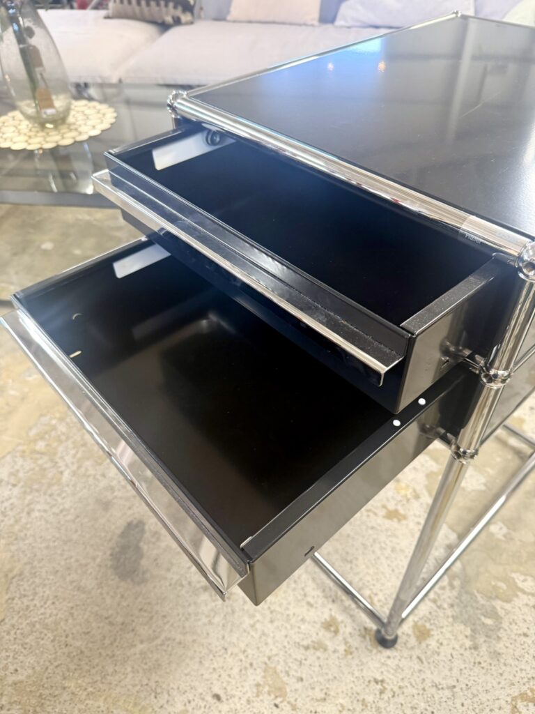 モジュール式で自由にカスタマイズ可能な収納家具。コンパクトながらも高い収納力を持ち、オフィスやリビングで使いやすく、シンプルで洗練されたデザインが特徴です。