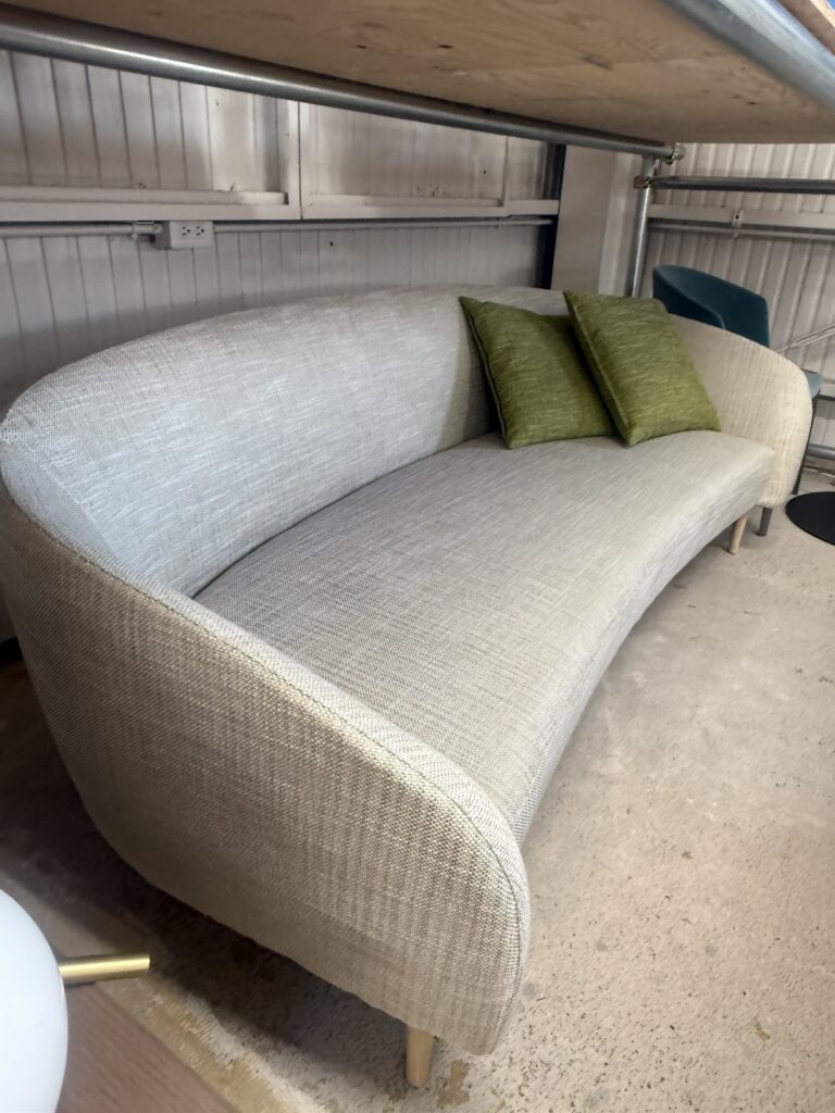 TIME & STYLEのソファは、日本の美意識と職人技を生かし、無垢材や上質な張地で丁寧に作られた、空間に静かな品格と快適さをもたらす家具で、長く愛用できるデザインが特長です上質で美しい家具です。