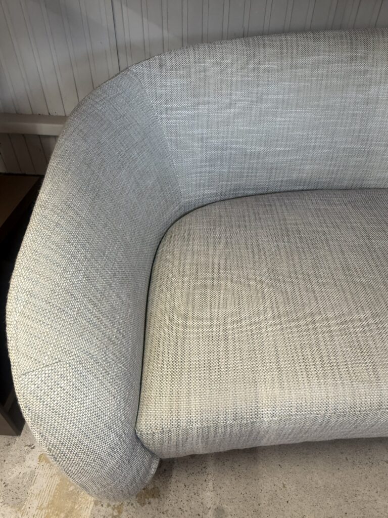 TIME & STYLEのソファは、日本の美意識と職人技を生かし、無垢材や上質な張地で丁寧に作られた、空間に静かな品格と快適さをもたらす家具で、長く愛用できるデザインが特長です上質で美しい家具です。